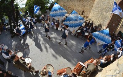 Si colora di Bianco e d’Azzurro il cielo sopra San Quirico. Bandiere e piatti tipici per il gran finale