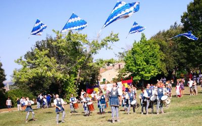 Un’estate bianco e azzurra. E’ spettacolo cannetino nel Medioevo di Volterra
