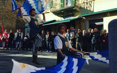 Esibizione dei Canneti alla Festa dell’Olio. Applausi biancazzurri in piazza della Libertà