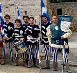 Bandiere dei Canneti in Piazza Chigi per l’apertura dell’Orcia Wine Festival