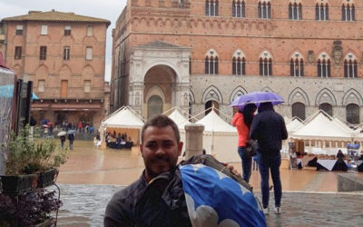 In viaggio sulla Francigena. E’ arrivato in Piazza del Campo il nostro camminatore solitario. Grande Jacopo!