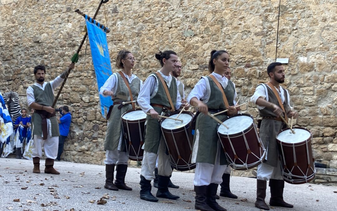 A PortaNuova 1155 il saluto dei tamburini della Cerna dei Lunghi Archi San Marino