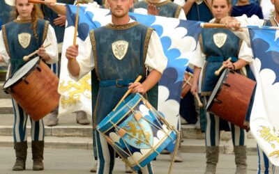 Il tamburino: leader estroso, carismatico, eccentrico. Guida il Quartiere e suona la carica