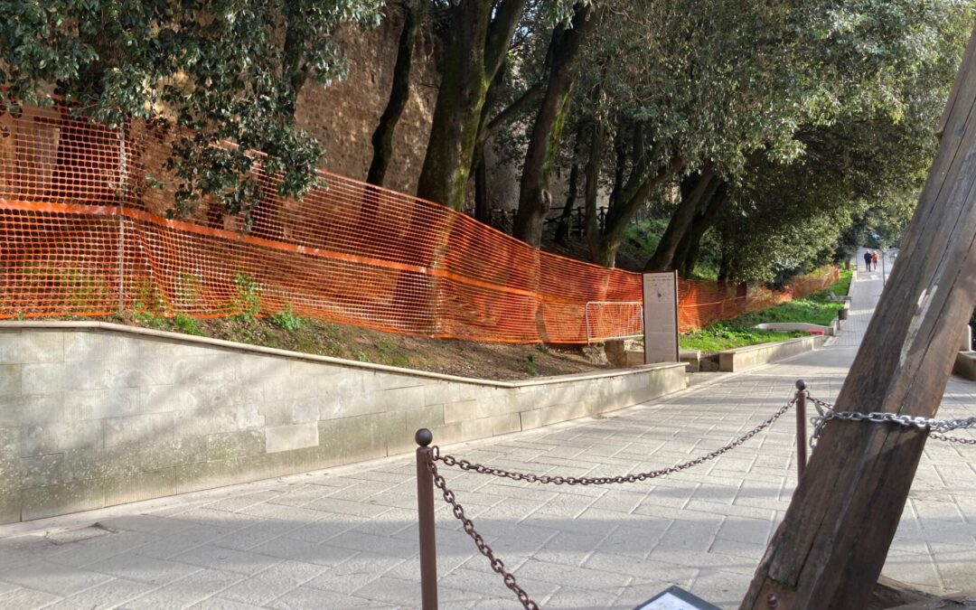 Camminamento lungo mura Via dei Canneti. Via al cantiere per i lavori di riqualificazione