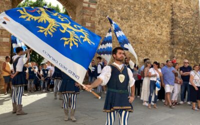 Il Bianco e l’Azzurro 2023 raduna sette gruppi storici nella piazza di San Quirico