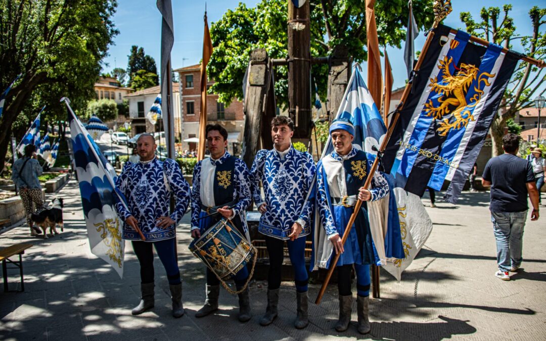 Nuovi costumi Gruppo sbandieratori Canneti: l’omaggio a San Quirico e all’arte di Sano di Pietro in Collegiata. La fotogallery di Riccardo Pallassini