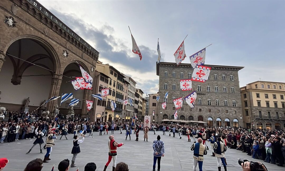 Sancito il gemellaggio. In Piazza della Signoria  le bandiere dei Canneti e dei Bandierai degli Uffizi
